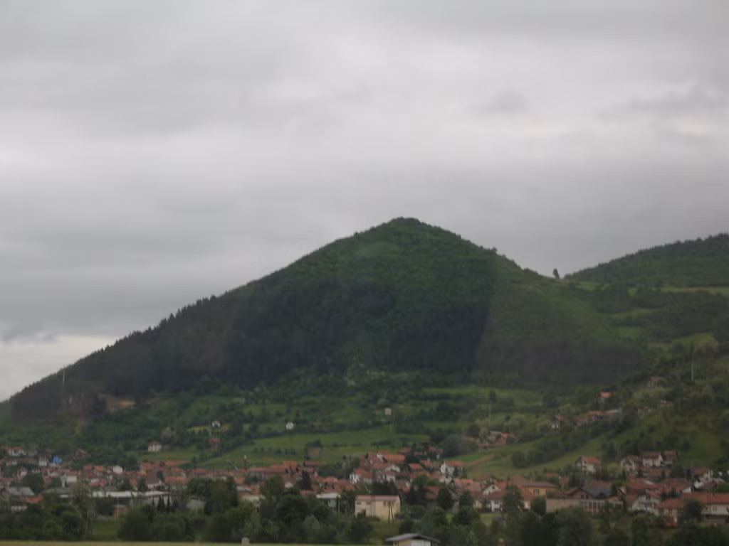 Bốn mặt của quả đồi nằm chính xác theo các hướng Bắc-Nam, Đông-Tây, như thể nó đã được xây dựng như vậy một cách có chủ ý.