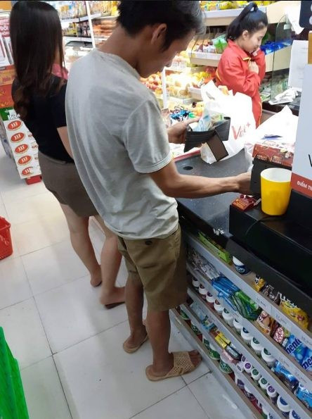 Nguoi dan ong mu chu vao sieu thi hoi han bao nguoi cam dong