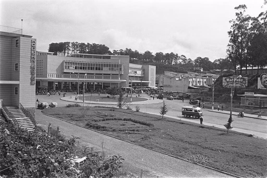 Trục đường trước chợ Đà Lạt năm 1967, nay là đường Nguyễn Thị Minh Khai. Với 3 tầng, chợ Đà Lạt là một trong những chợ lầu đầu tiên ở Việt Nam.