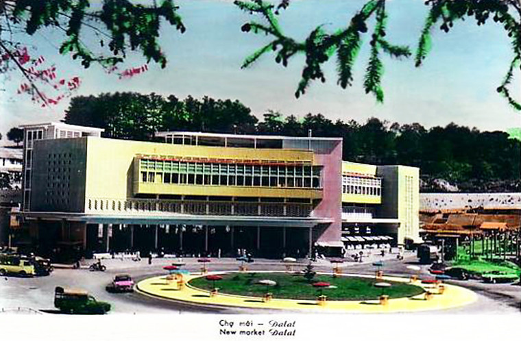Chợ Đà Lạt trong một bưu thiếp tô màu in năm 1962. Sau khi chợ được xây, kiến trúc sư Ngô Viết Thụ đã tham gia chỉnh trang chợ ở các hạng mục mặt tiền, cầu nổi bê tông, khu công viên trước chợ, và các dãy phố lầu xung quanh chợ.
