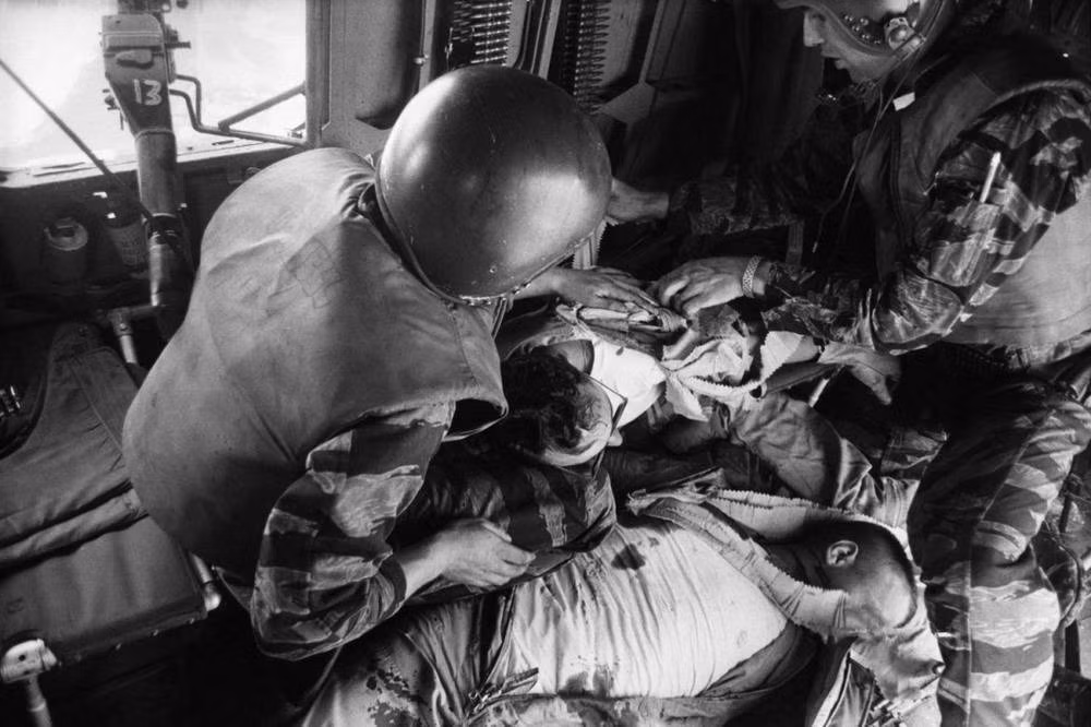 Một hình ảnh trích từ phóng sự ảnh “Một ngày bay cùng Yankee Papa 13” của Larry Burrows, xuất bản trên tạp chí LIFE ngày 16/4/1965. Những hình ảnh này đã làm nhiều người Mỹ tỉnh ngộ khi nhận ra rằng cuộc chiến ở Việt Nam không phải một chuyến "du lịch" như hệ thống truyền thông Mỹ tuyên truyền.