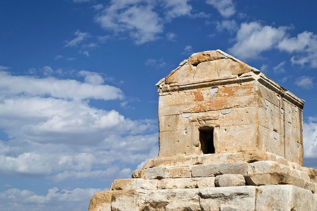 Mỗi ngày, các Hoàng đế Ba Tư kế tục phải hiến dâng một con cừu, và một số lượng thịt và rượu nhất định để giỗ tiên đế. Không những thế, mỗi tháng họ còn phải dâng cho ông một con ngựa.