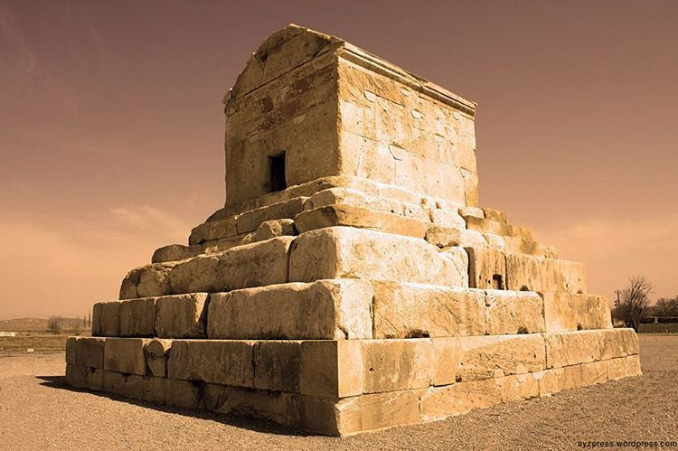 Tương truyền khi Alexander Đại đế cướp phá thành Persepolis, ông đã đến lăng mộ Cyrus. Tại đây, Alexander cùng binh lính đã tìm thấy một chiếc quan tài và giường bằng vàng cùng bộ bàn ăn với đồ uống và trang sức nạm đá quý.