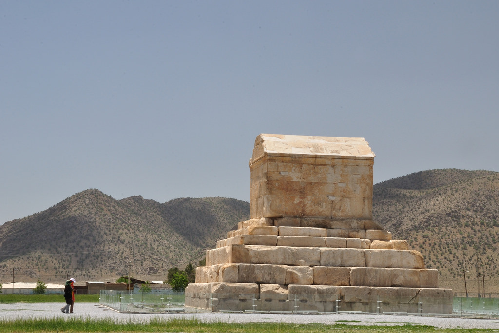 Theo các sử liệu, bên trong lăng có cỗ quan tài bằng vàng chứa thi hài của Cyrus Đại đế. Người ta còn treo những chiếc áo hoàng bào và thảm xứ Babylon xung quanh lăng, bao phủ toàn bộ lăng.