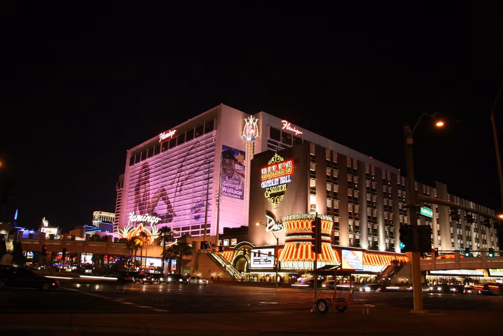 Sau lần đầu khai trương thất bại và phải đóng cửa vì không có khách, lần khai trương thứ hai thành công, khách sạn Flamingo bắt đầu hoạt động sinh lời. Việc gây dựng Flamingo cũng là một nỗ lực của Siegel nhằm quay trở lại một cuộc sống lương thiện.