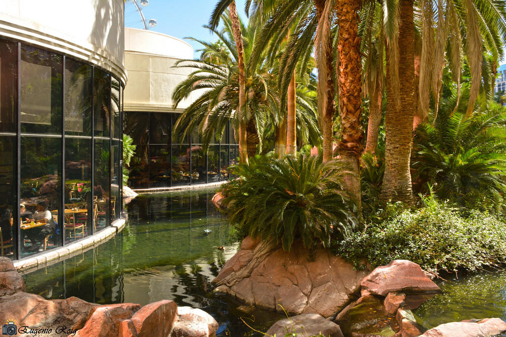 Kể từ đó nhiều du khách đến khách sạn Flamingo đã bắt gặp bóng ma của Bugsy Siegel đi lang thang ngoài khu vườn của khách sạn.