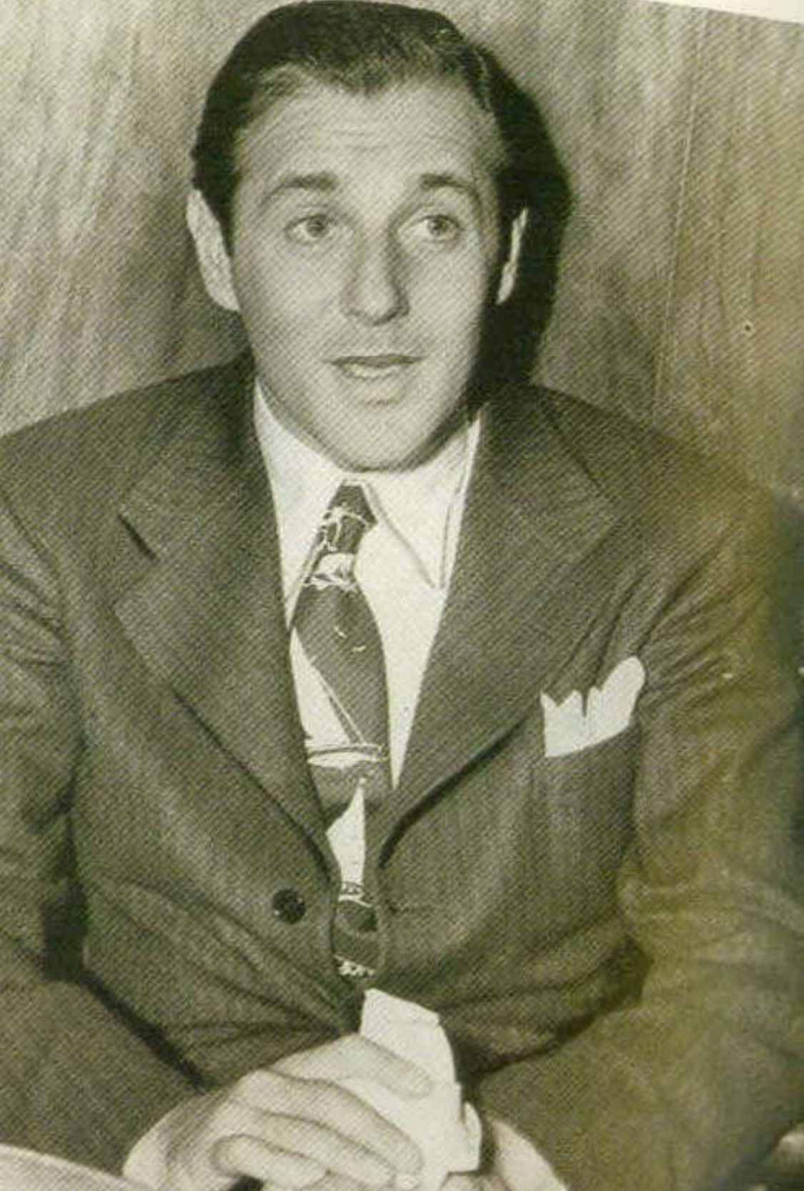 Là thành viên băng đảng do Lucky Luciano đứng đầu, Bugsy Siegel khởi nghiệp từ hoạt động bảo kê cho trẻ con (lúc còn vị thành niên). Hành vi tội phạm của hắn tăng dần theo thời gian với các hoạt động bảo kê các nhà hàng, cửa hiệu, cướp ngân hàng, buôn lậu và cả giết người.