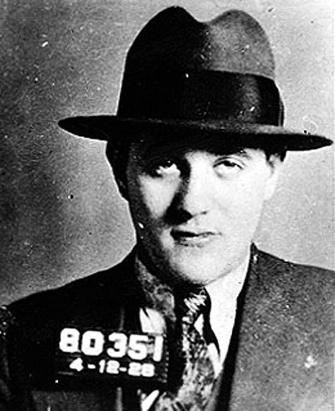 Ngược dòng lịch sử, Bugsy Siegel (1906-1947) sinh ra ở khu Williamsburg, quận Brooklyn của New York trong một gia đình người Do Thái nghèo di cư từ. Từ lúc còn bé, hắn đã bỏ học và gia nhập băng nhóm để trộm cắp.
