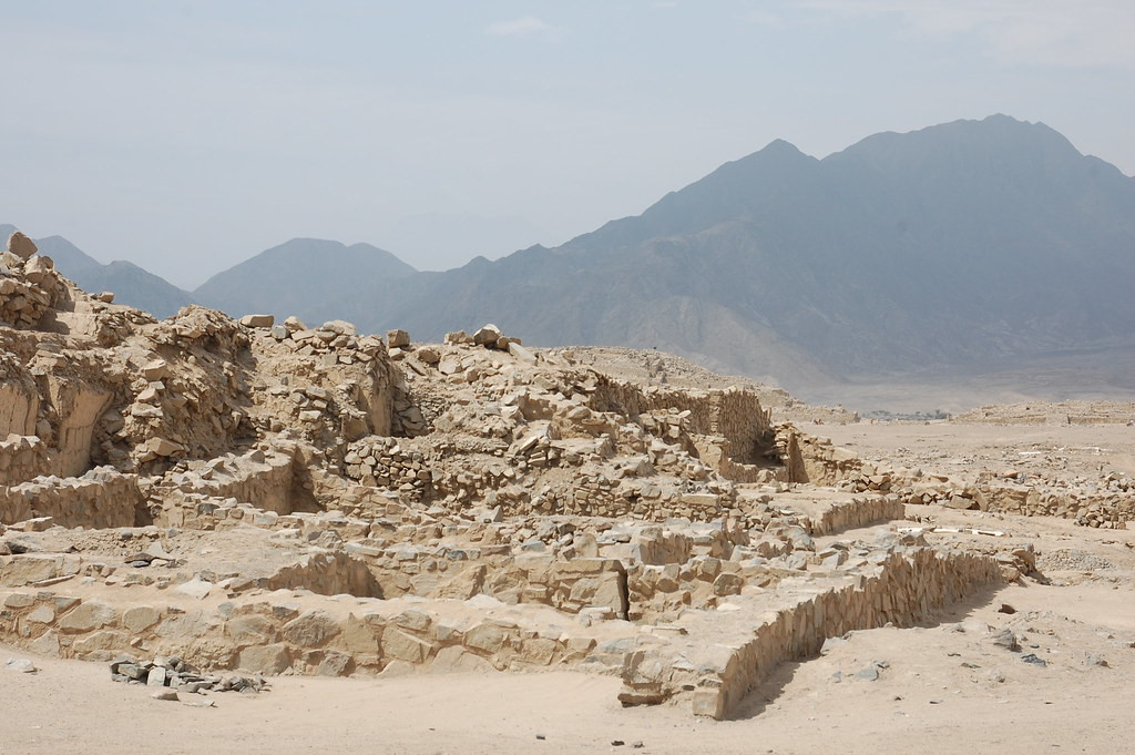 Chỗ ở dường như bao gồm các phòng lớn trên chóp kim tự tháp dành cho giới thượng lưu. Các tổ hợp ngang mặt đất dành cho các thợ thủ công và những ngôi nhà nhỏ xa trung tâm là nơi sinh sống của người lao động.