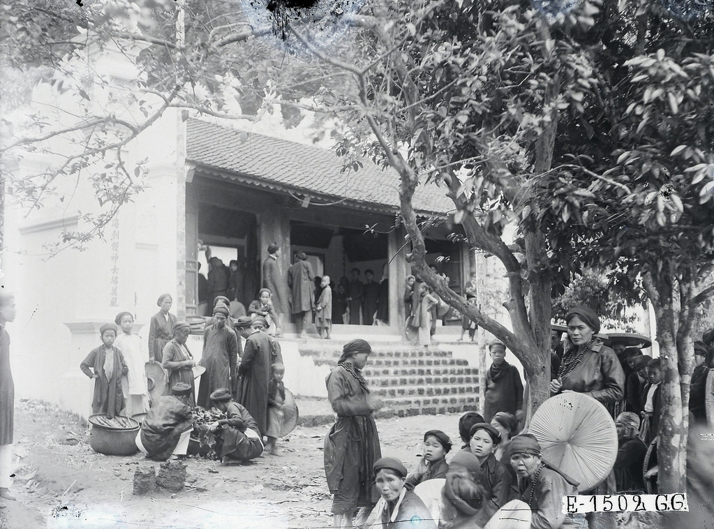 Các bà các cô tụ tập bên ngoài đền thờ Đức Âu Cơ và các công chúa.