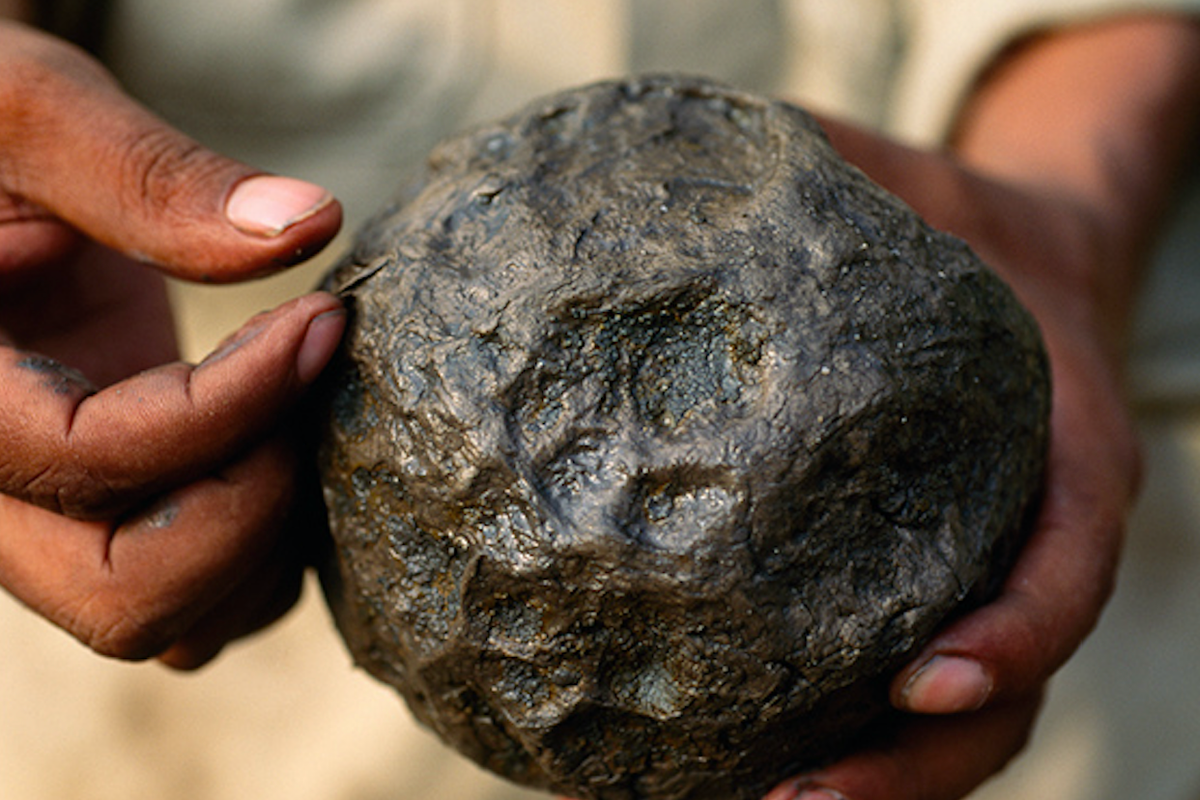 Pitz có một số biến thể khác nhau với các quy tắc về kích thước bóng hoặc những bộ phận cơ thể được sử dụng để đánh bóng thay đổi theo từng vùng lân cận.