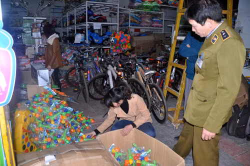 Kiem hang Trung Quoc, cong an, quan ly thi truong bi nhot