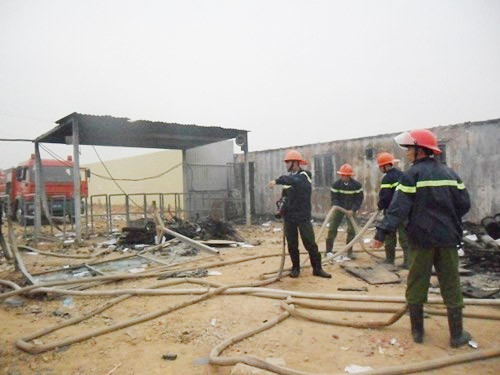 Hang tram cong nhan hon chien, dot xe tai nha may Samsung-Hinh-4