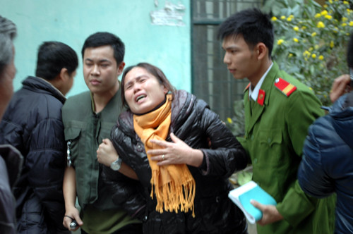 Người thân nạn nhân gào khóc thảm thiết.