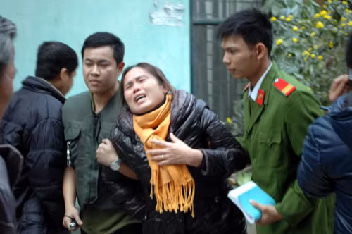 Người thân nạn nhân gào khóc thảm thiết.