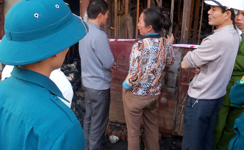 Bà Ngô Thị Tuyết (mẹ ruột nạn nhân Huệ, mặc áo hoa) cho biết: “Khi xảy ra cháy tôi cũng vội chạy về nhà và được mọi người cho biết, chỉ thấy con gái ôm chăn chạy ra ngoài hành lang, nhưng thấy lửa lớn lại chạy vào trong nhà”.