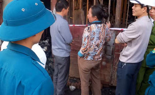 Bà Ngô Thị Tuyết (mẹ ruột nạn nhân Huệ, mặc áo hoa) cho biết: “Khi xảy ra cháy tôi cũng vội chạy về nhà và được mọi người cho biết, chỉ thấy con gái ôm chăn chạy ra ngoài hành lang, nhưng thấy lửa lớn lại chạy vào trong nhà”.
