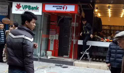 "Két sắt chưa có dấu hiệu bị mở cạy. Tiền bên trong vẫn còn nguyên".