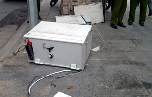 ... két sắt bị kéo ra ngoài.