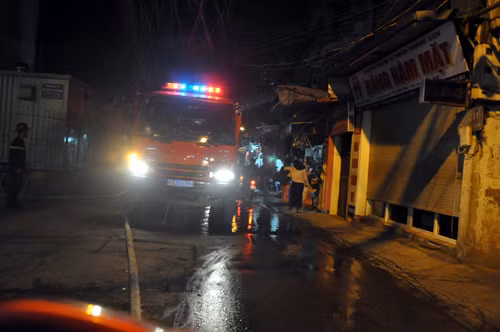 Ha Noi: Chua chay, chien si PCCC phai nhap vien