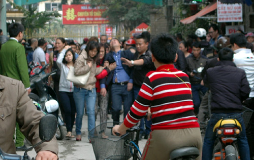 Con trai nạn nhân liên tục gào khóc, ngất lên ngất xuống.