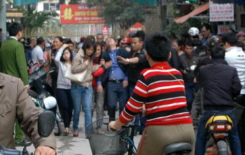 Con trai nạn nhân liên tục gào khóc, ngất lên ngất xuống.