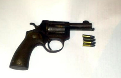 Tang vật của 2 người đàn ông ngồi trên xe máy SH.