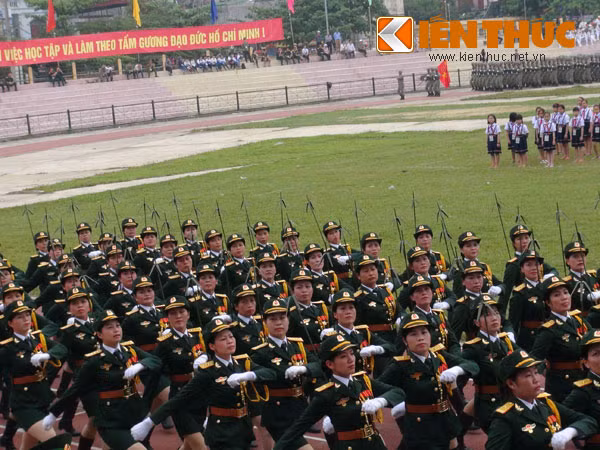 Nữ sĩ quan thông tin mang trên mình máy thu phát sóng cực ngăn 5W (VRP612).