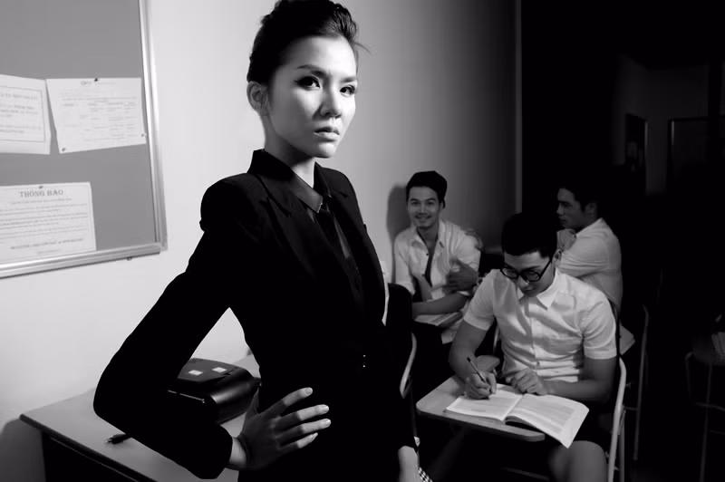 Hà Thu đã hóa thân thành một cô giáo vô cùng xinh đẹp, dịu dàng, được rất nhiều học trò yêu mến.