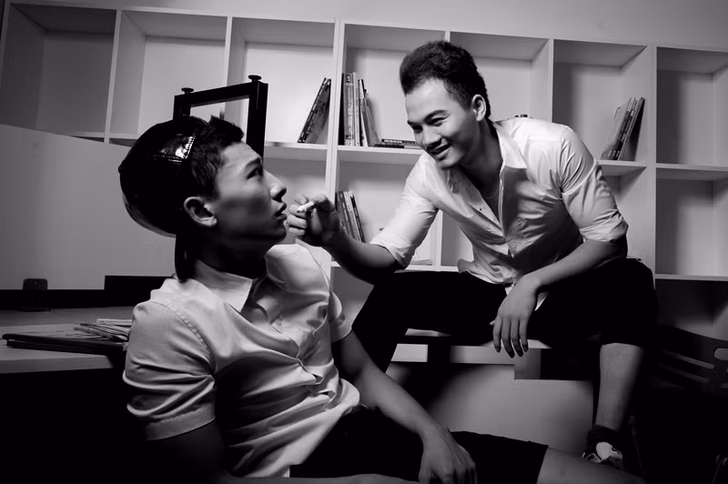 Trong khi Thúc Bình lại là cậu học trò ngổ ngáo, chuyên ức hiếp các bạn trong lớp học.