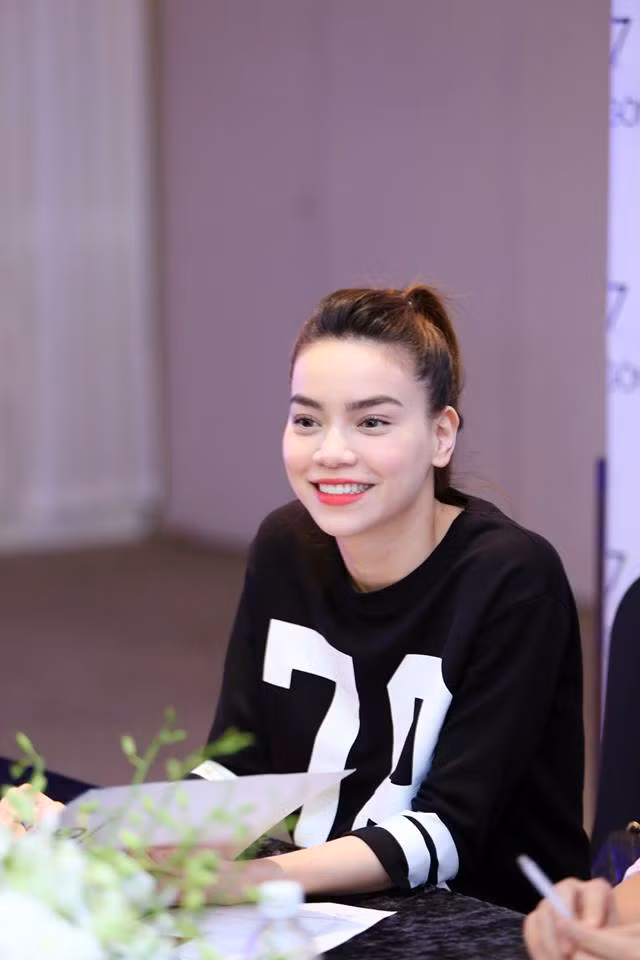 Trang phục tông đen trắng này càng làm nổi bật làn da trắng và khuôn mặt sắc sảo của bà mẹ một con