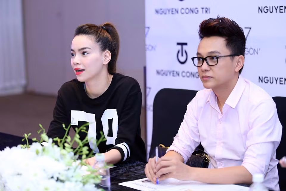 Với nhà thiết kế Công Trí, Hà Hồ được xem là "nàng thơ" gắn bó và thân thiết nhất.