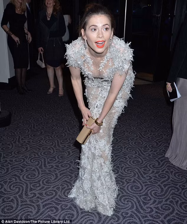 Có lẽ chiếc váy chỉ đẹp khi đứng yên tạo dáng, mỗi lần di chuyển người đẹp đều phải khổ sở xách váy như thế này.