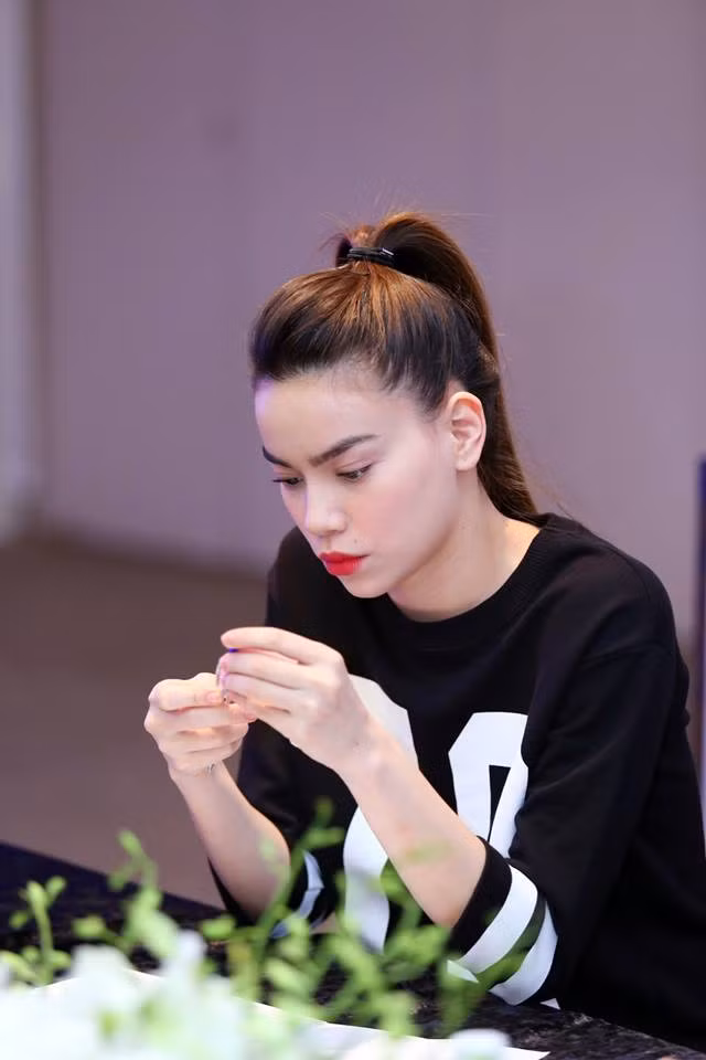 Thỉnh thoảng cô có những phút trầm tư.