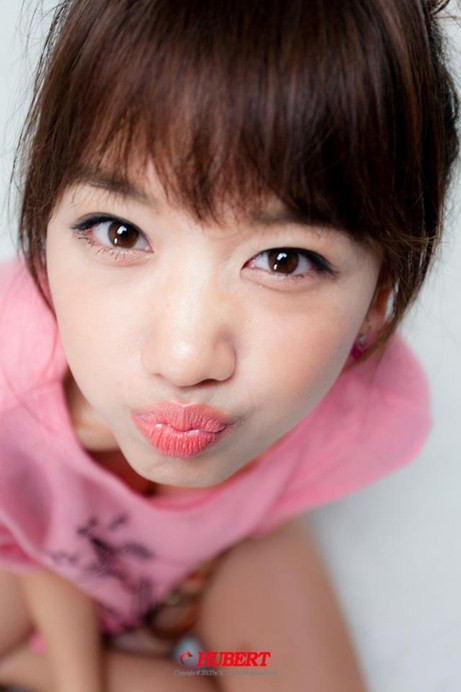 Lúc mới về Việt Nam, cô đi làm thông dịch viên cho các công ty của Hàn Quốc. Dù là người yêu của một nghệ sĩ nổi tiếng, Hari cũng không thích dựa dẫm vào Tiến Đạt. Chỉ khi tham gia Cuộc đua kỳ thú cô mới công khai là bạn gái Tiến Đạt.