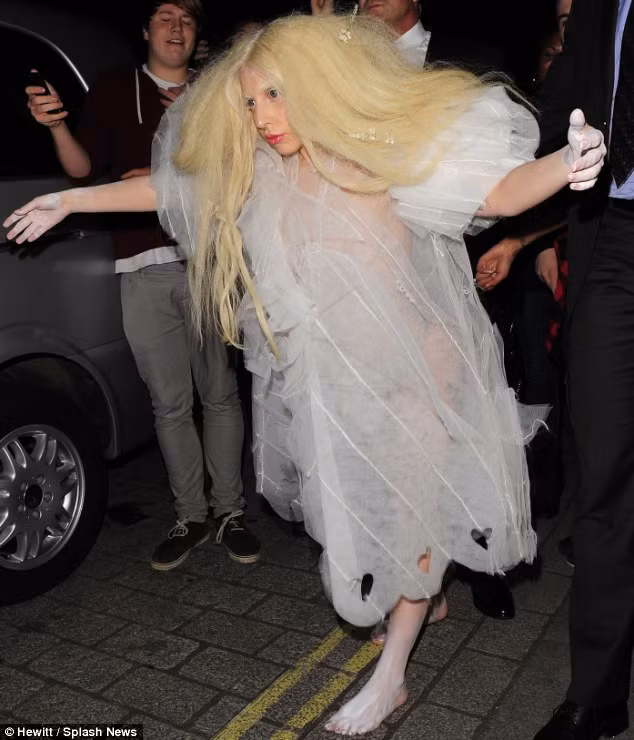 Ban đêm ra đường mà bắt gặp Gaga trong bộ dạng này, nhiều người hẳn phải “khóc thét” vì… sợ.