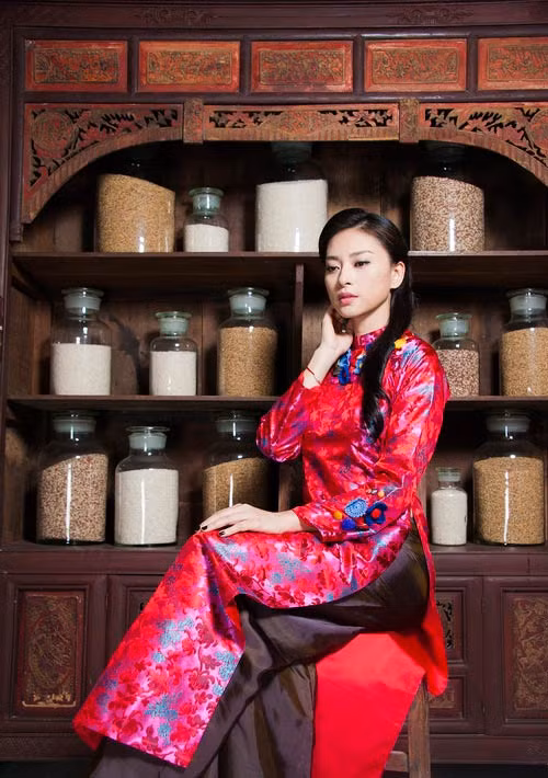 Nổi tiếng xinh đẹp và tài năng, nhưng hiếm khi công chúng thấy Ngô Thanh Vân khoe hình ảnh riêng tư trên mặt báo. Tuy nhiên, nhân ngày Phụ nữ Việt Nam, "đả nữ" đã chụp hình cùng mẹ, một người có ảnh hưởng rất lớn đối với cô.