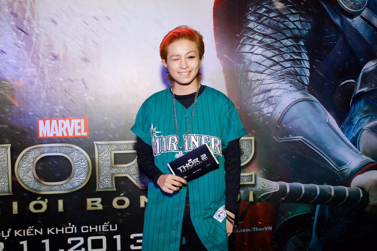 Mặc scandal đồng tính, Gil Lê vẫn xuất hiện trong lễ ra mắt phim cùng Chi Pu. Tuy nhiên, cả hai không “dám” chụp hình chung.