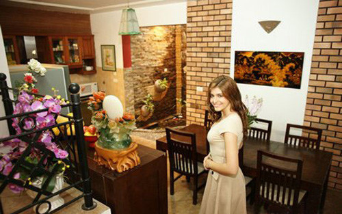 Andrea là cái tên gây nhiều sóng gió trong thời gian gần đây cũng từng khiến khán giả trầm trồ về căn biệt thự giàu sang nằm giữa thủ đô Hà Nội. Được biết, gia đình cô thường xuyên ăn tối ở các khách sạn 5 sao.