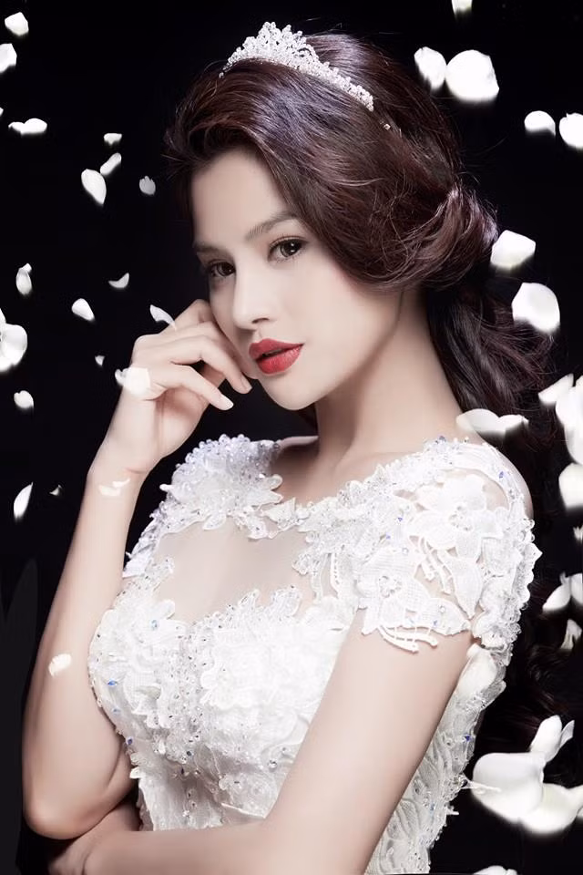 Ở những bức hình này, Vũ Thu Phương đã hoàn toàn trở lại hình ảnh hút hồn của cô siêu mẫu xưa kia.