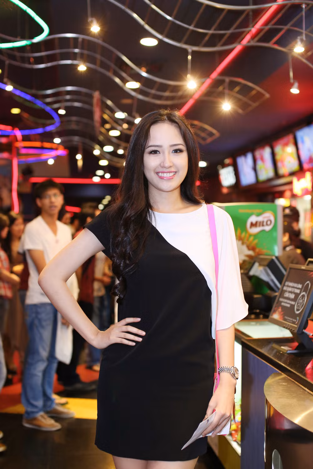 Bước sang tuổi 25, Mai Phương Thúy đã là bà chủ của một nhà hàng các món Việt ở trung tâm quận 1, TP.HCM. Người đẹp say mê với vai trò mới và niềm đam mê ẩm thực của mình.