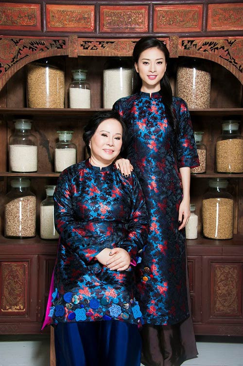 Khi có dịp gặp nhau, hai mẹ con luôn tranh thủ thời gian để bên cạnh nhau. Là hai thế hệ khác nhau, nhưng Ngô Thanh Vân và mẹ đều có chung sở thích mặc áo dài Việt và thưởng thức các món ngon Việt Nam.