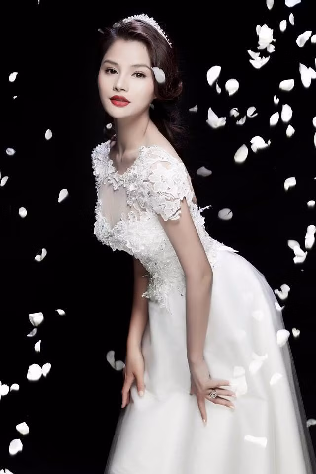 Cô cũng chứng tỏ sức làm việc hơn người khi vừa sinh con vẫn duy trì nhiều công việc đan xen.