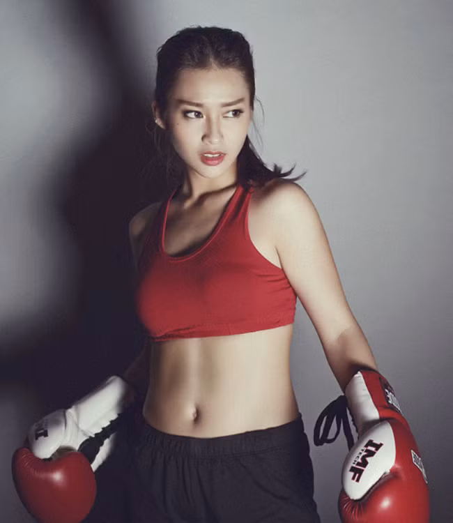Boxing Khả Ngân (tên thật: Trần Thị Kim Ngân) nổi tiếng bởi vẻ ngoài xinh đẹp và có thành tích đáng nể ở nhiều bộ môn thể thao, là học sinh giỏi suốt 9 năm liền.