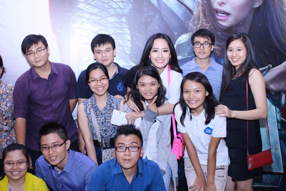 Hoa hậu 2006 được mọi người yêu mến bởi sự cởi mở, thân thiện của mình.