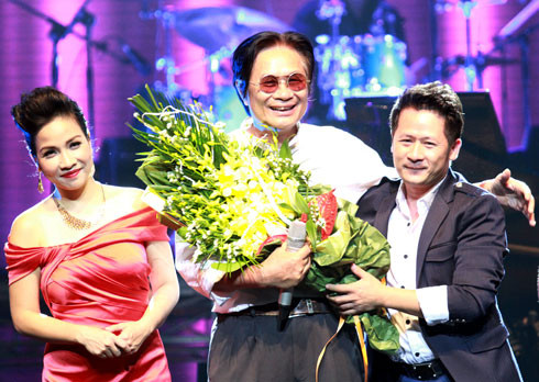 Năm 2013, Bằng Kiều thường xuyên đi về giữa Mỹ và Việt Nam để hát trong một số chương trình. Anh cũng âm thầm cổ vũ cho những đồng nghiệp thân thiết: Ns Dương Thụ, Mỹ Linh, Hà Trần... Dù chỉ xuất hiện ở hàng ghế khán giả nhưng Bằng Kiều thu hút được sự quan tâm của nhiều fan hâm mộ.