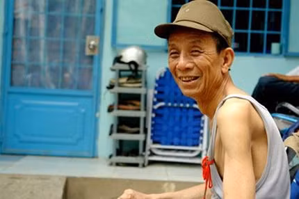 Trong nền nghệ thuật đương thời, nhiều người mượn danh "nghệ sĩ" để tạo lập cho mình cuộc sống dư giả vật chất. Văn Hiệp vẫn là một trong số nghệ sĩ chân chính đong đếm tiếng cười của khán giả làm giàu cho đời sống của mình không đòi hỏi một danh hiệu.Trong sự nghiệp diễn viên 40 năm của mình, ông tham gia tới 1.000 tác phẩm kịch, phim truyện. Nhưng cả đời mưu sinh, ông chưa được sống một ngày nào thực sự hạnh phúc. Ở tuổi xế chiều, không chỉ sống cô đơn một mình, ông thậm chí có thời gian phải dành cả tiền chế độ ăn của những suất diễn ở trường quay phim truyền hình, gom lại gửi cho vợ, con nơi xứ người.