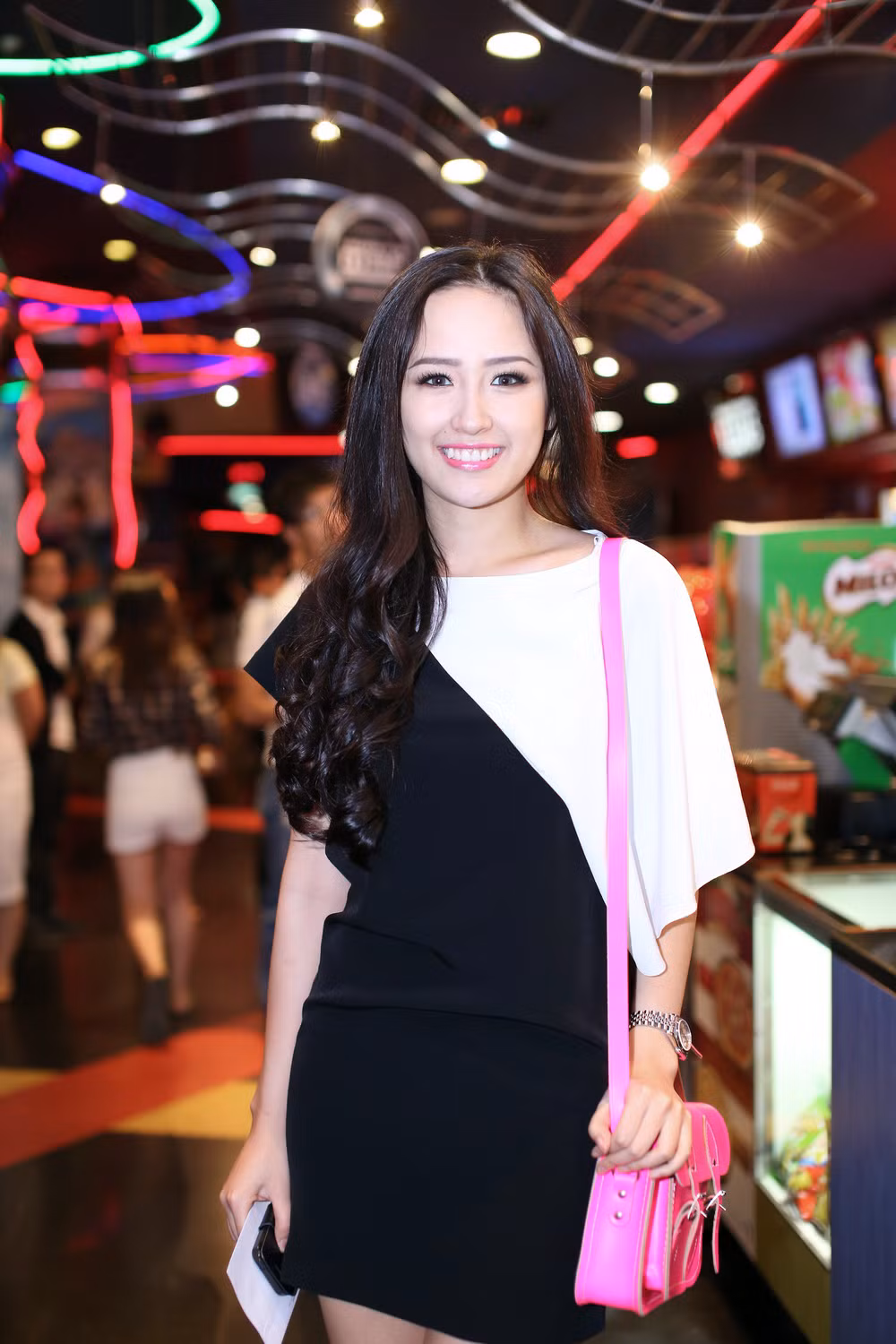 Mới đây, người đẹp gặp sự cố bị tố "vô cảm" với đồng bào vùng lũ. Tuy nhiên, thông tin này lại bị tạo ra bởi trang face book giả mạo chứ không phải của chính cô.