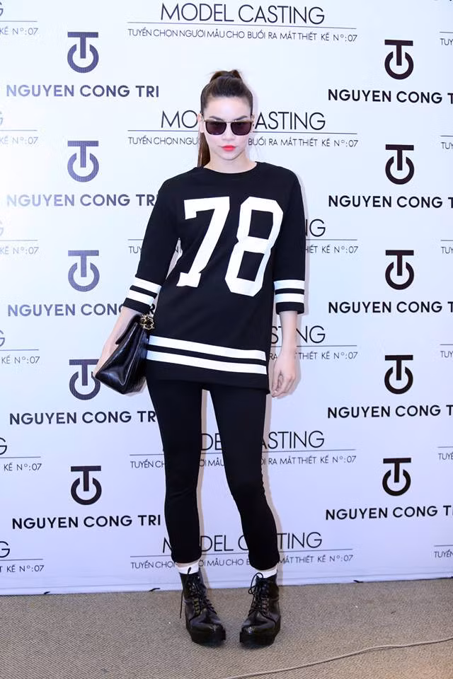 Nữ giám khảo Hồ Ngọc Hà nổi bật với phong cách thời trang khỏe khoắn, người đẹp diện áo thun thể thao, kết hợp cùng quần ôm sát và giày cá tính.