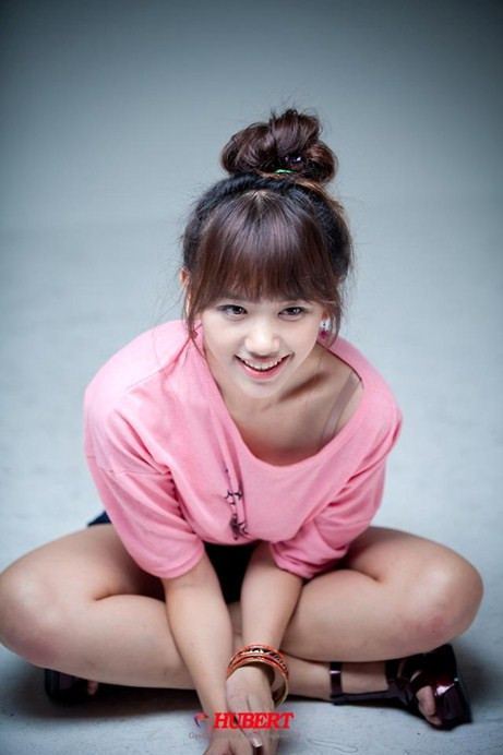 Người đẹp sinh năm 1985 có vẻ ngoài khá trẻ trung. Trước khi gặp Tiến Đạt, Hari đã có một thời gian dài sống tại Việt Nam.